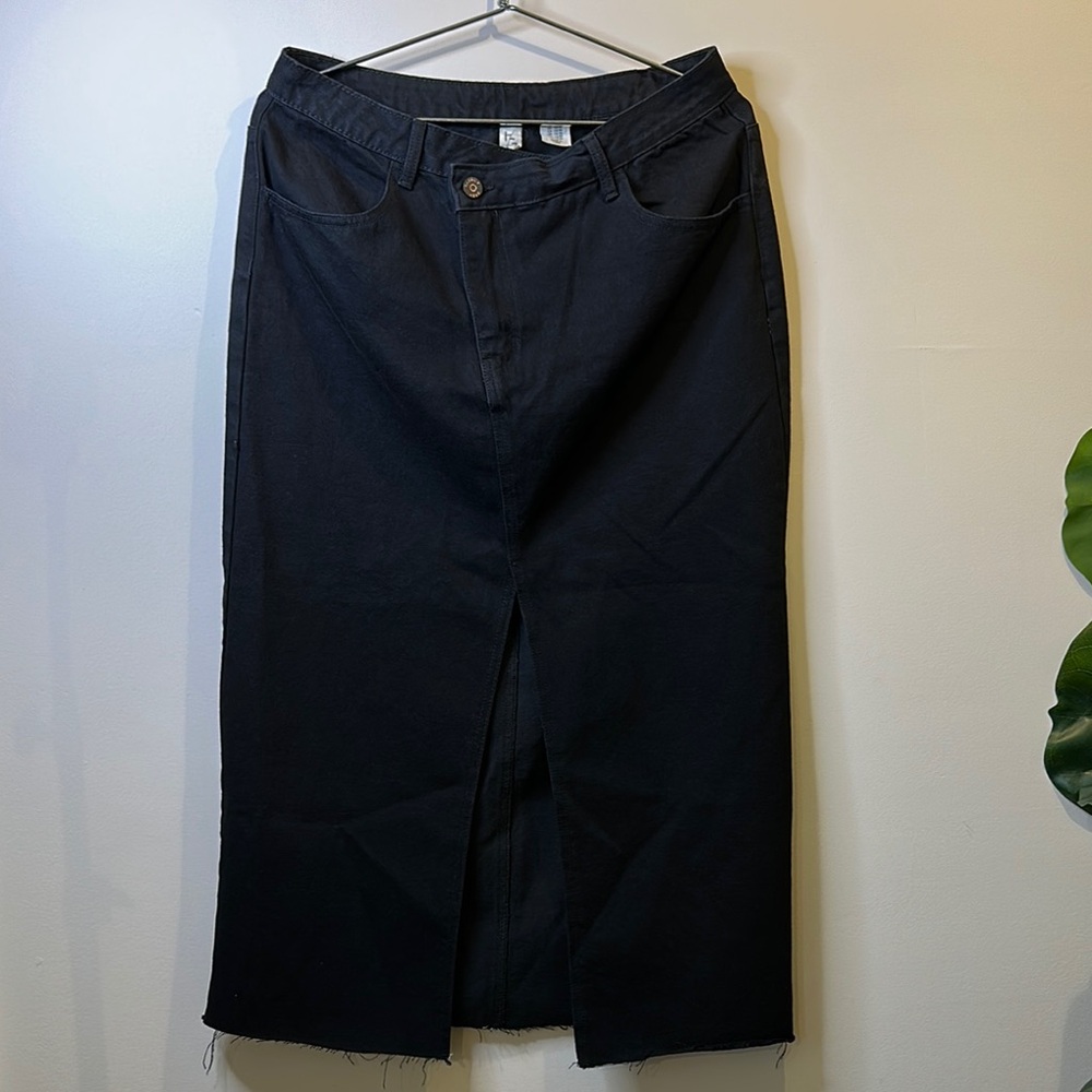 Chic Black Midi Skirt with Front Slit